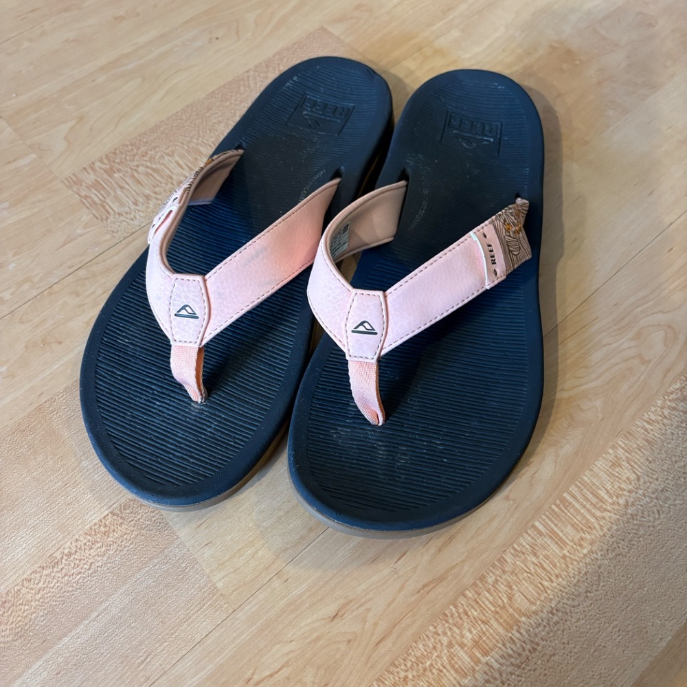 Women's Size 10 Pink Reef Sandals